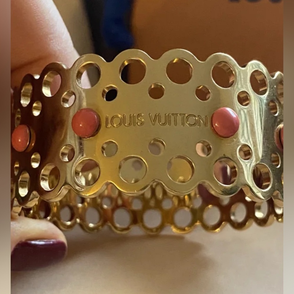 Louis Vuitton Wide Bangle Bracelet Hide & Seek Gold Tone Coral Studs Box Small - Picture 2 of 6